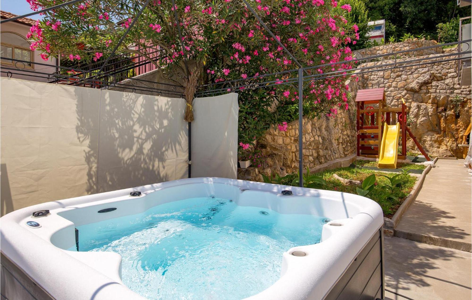 Stunning Apartment In Mošćenička Draga Eksteriør billede